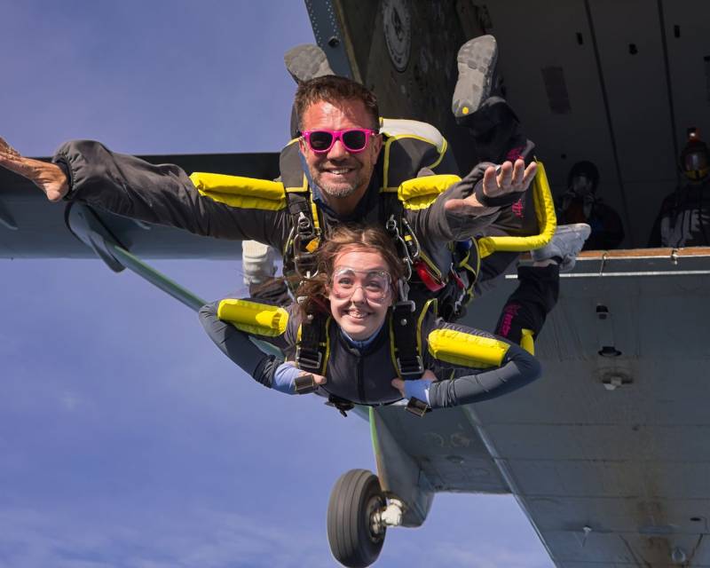 Tandemový seskok z letadla z výšky 4000 m